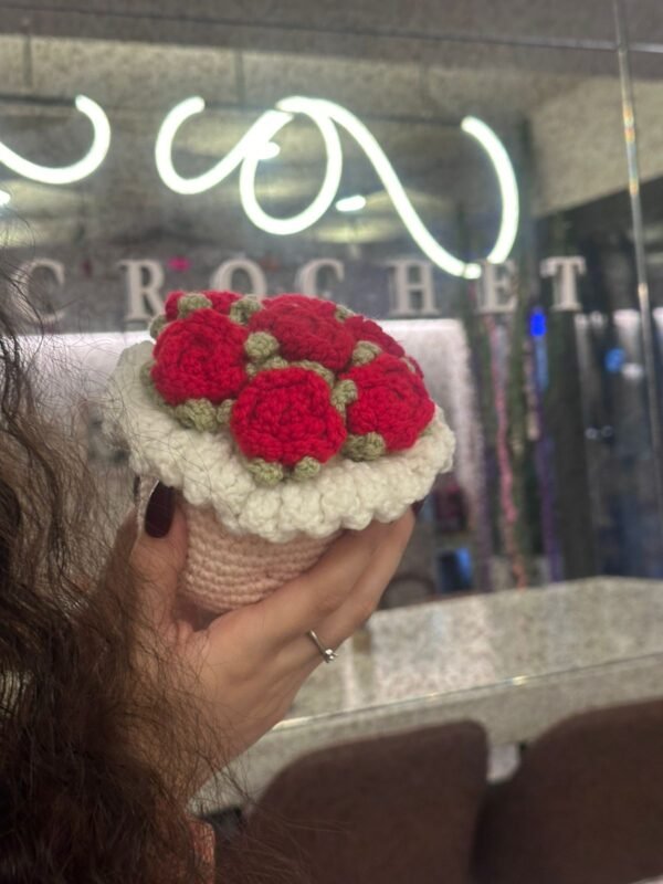 Big, bold, and beautifully stitched 💐 This chunky yarn bouquet is a hug in flower form!